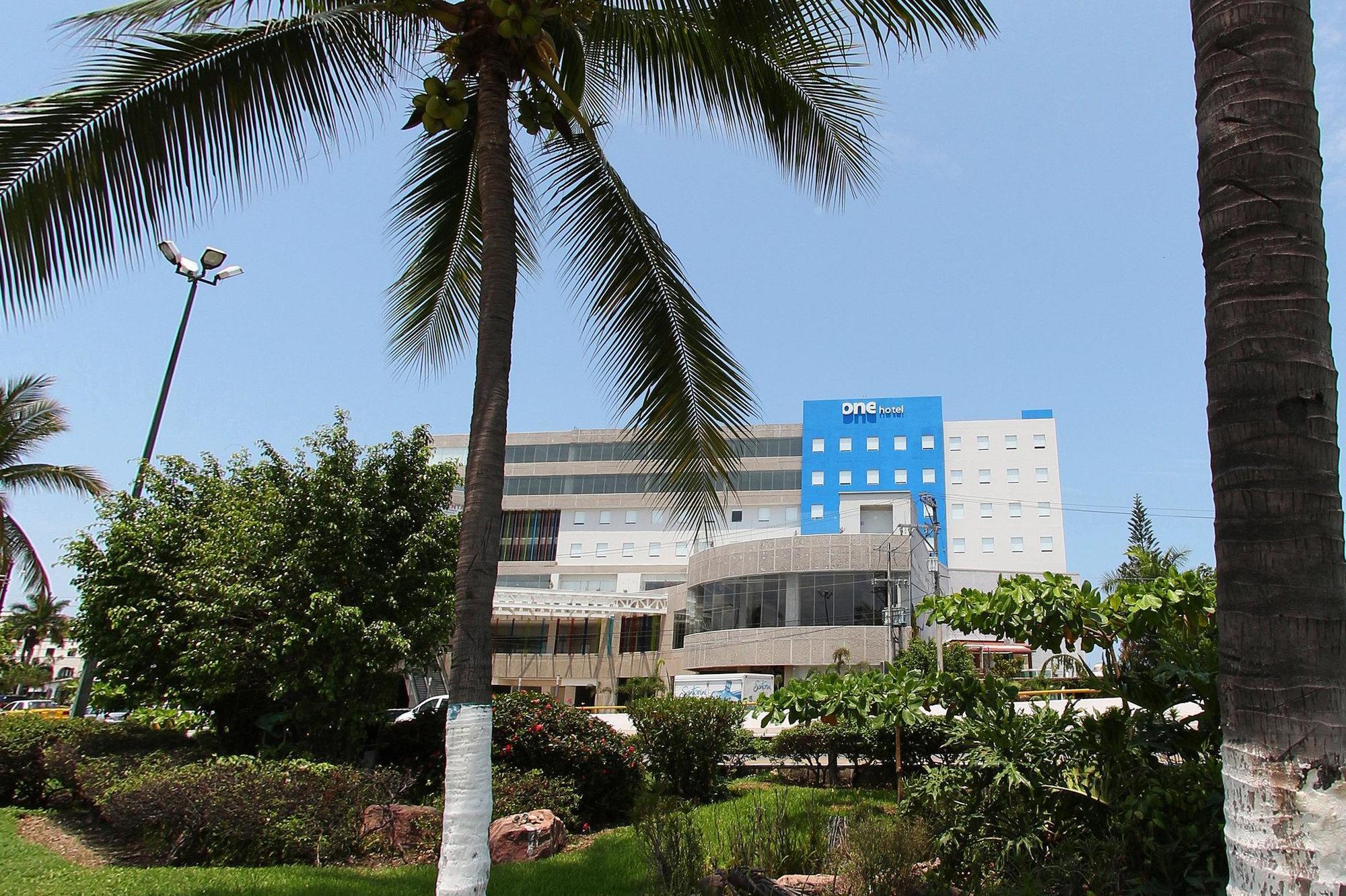 One Puerto Vallarta Aeropuerto Exterior photo